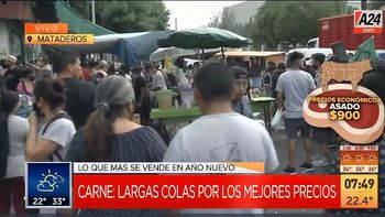 Así se hacen largas colas para comprar carne en Mataderos