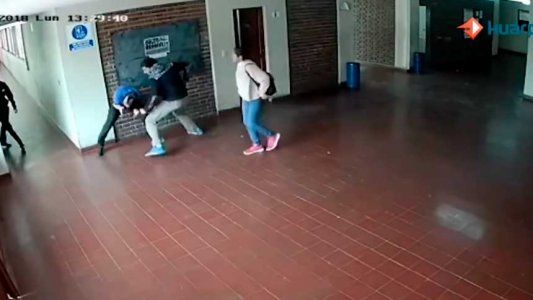 Fue a buscar al preceptor que acosaba a su hija de 15 años y lo golpeó