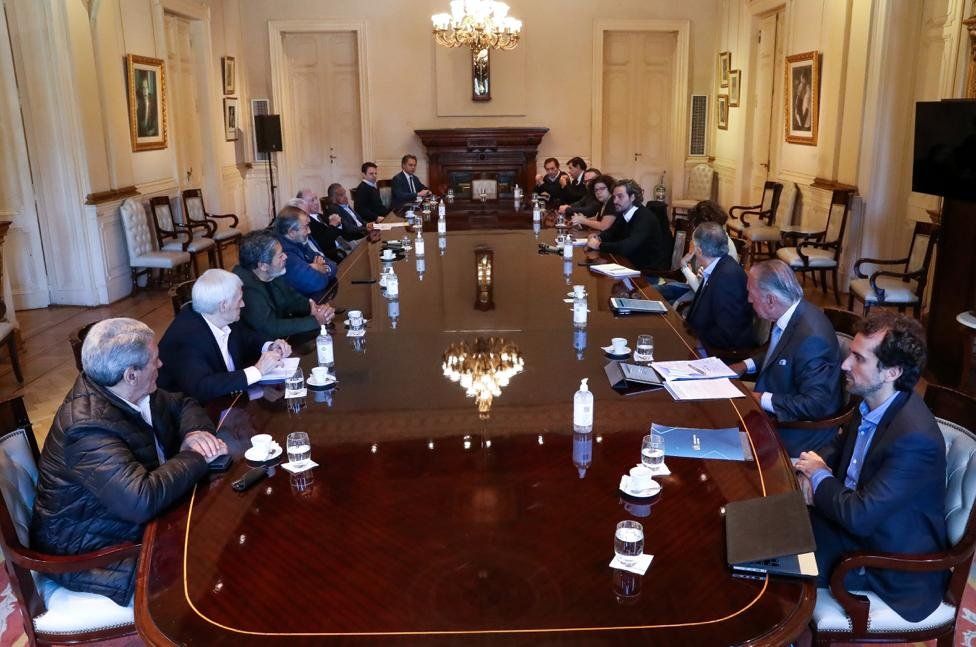 La CGT acuerda con la UIA reducir hasta un 25% los salarios a los trabajadores suspendidos