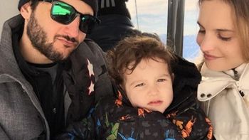 Sabrina Garciarena y Germán Paoloski con su hijo en cerro Chapelco