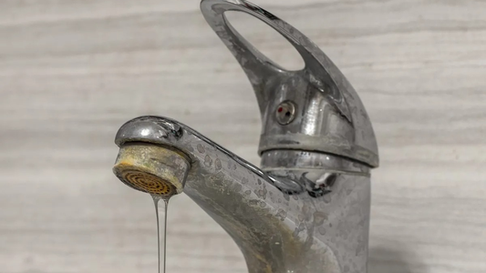 Mostró el truco definitivo para limpiar el sarro de las canillas y se volvió viral