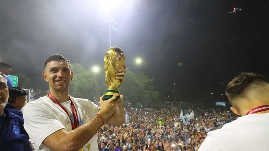 Los emotivos mensajes de los papás del Dibu Martínez y el Papu Gómez al llegar a Argentina