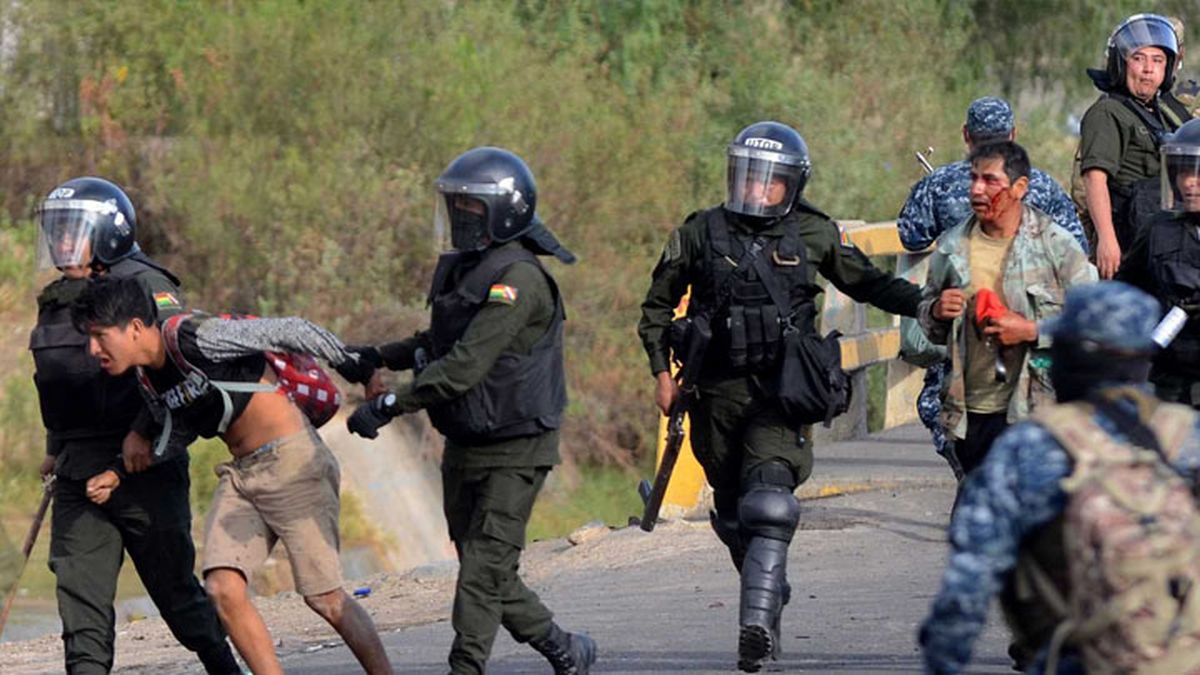 La polic&iacute;a detuvo a 14 personas este lunes por cortar las rutas en la zona de Cochabamba (Foto: gentileza Red Radio).