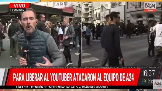 La Policía agredió al móvil de A24 mientras trasladaban al youtuber libertario fuera de la zona de Congreso