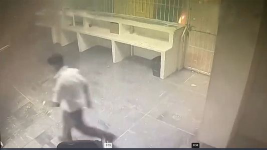 Video | Guardiacárceles dejan morir a 40 migrantes en un incendio de una cárcel de México