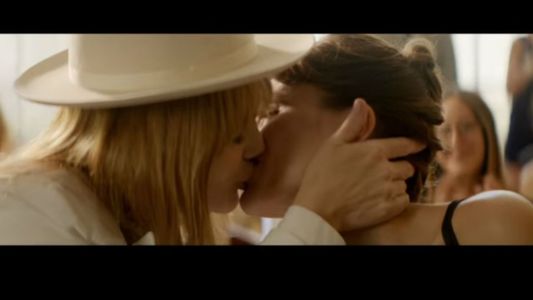 El beso de Brenda Gandini con la mujer de Al Pacino