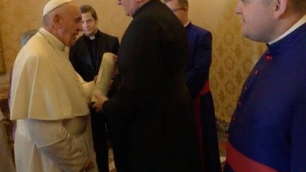 La broma del Papa Francisco al recibir una botella de whisky como regalo: Esta es la verdadera agua bendita