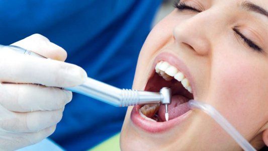 Una paciente fue a sacarse una caries, el dentista la anestesió y abusó de ella