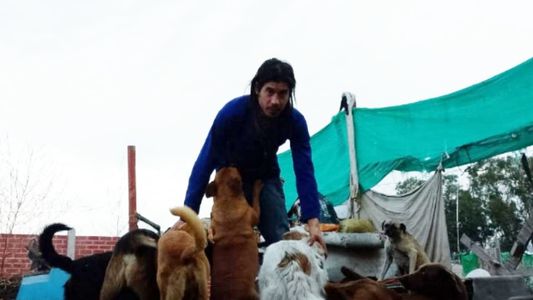 Ayuda para Nicolás: da refugio a 21 perros, su casilla se quemó y ahora duerme bajo una lona