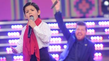 Enoc, el niño cantante que se robó la atención de Tinelli