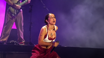 tras cantar en la final del mundial, maria becerra vivio un tenso episodio en uno de sus recitales de espana