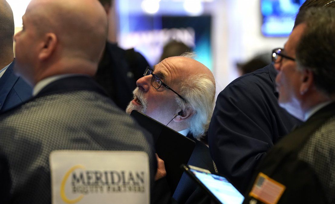 Mercados en alerta: se desploman las bolsas y en la Argentina el riesgo país supera los 2900
