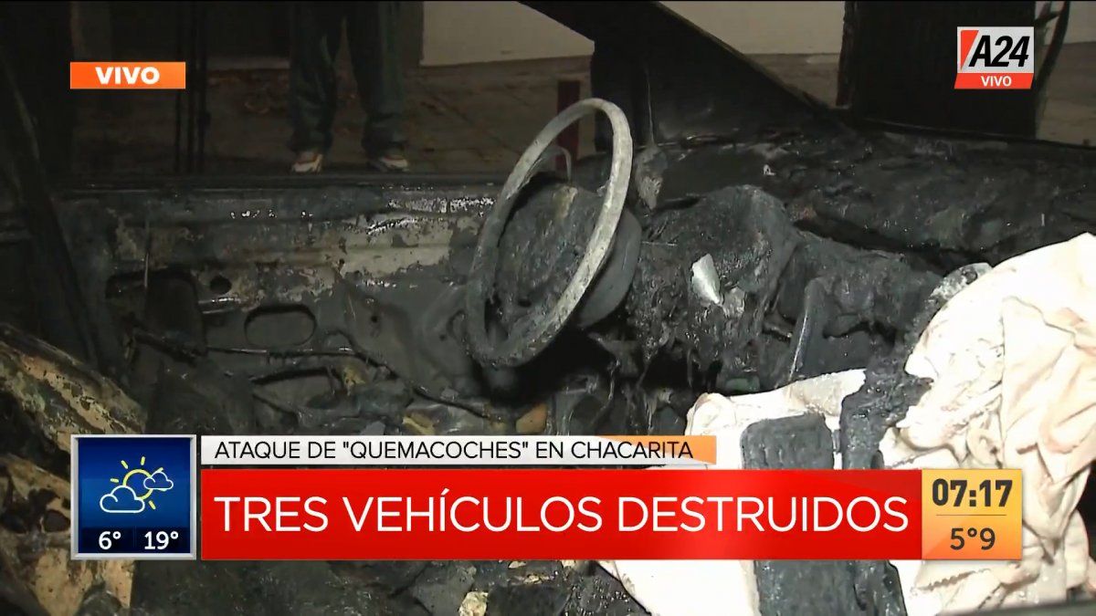 Así quedó uno de los autos incendiados por un ataque de quemacoches en Chacarita (Foto: captura de TV).