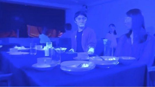 Experimento: utilizaron pintura fluorescente para mostrar cuán rápido se propaga un virus en espacios públicos