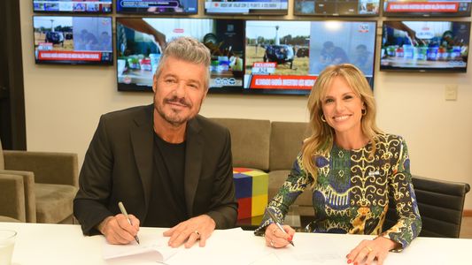 Mariana Fabbiani firmó su contrato con América junto a Marcelo Tinelli