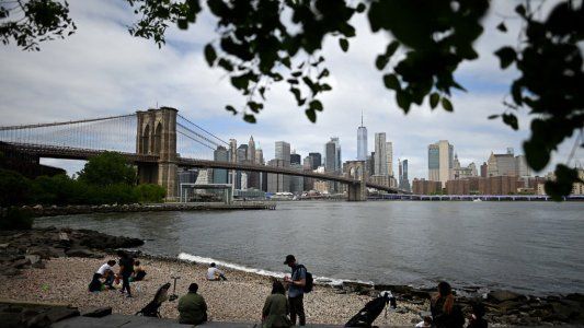 Nueva York inicia su salida del aislamiento y España recupera los cines, los teatros y el fútbol