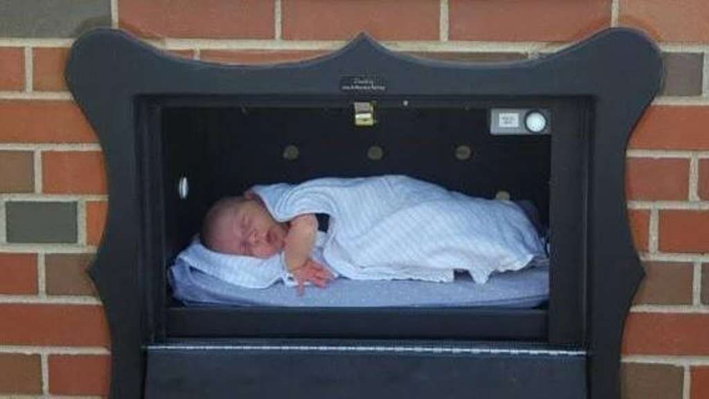 Instalan un polémico buzón para dejar bebés no deseados