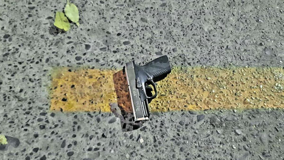 El arma secuestrada por la familia al conductor de la camioneta. 