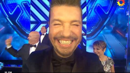 Tinelli abrió el programa con su ¡Buenas noches, América! y se chicaneó con Adrián Suar