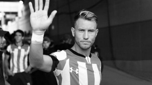 Llueve sobre mojado: la Gata Fernández picó el penal, se lo atajaron y Defensa puso el 1-0 en esa jugada