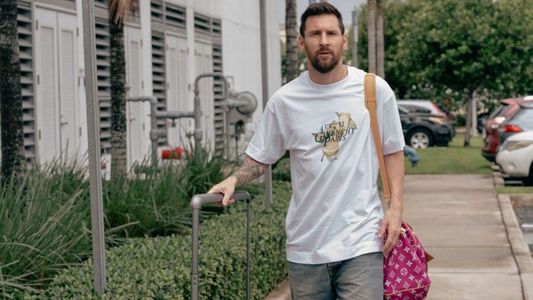 Cuánto cuestan el lujoso bolso y el carry-on que Messi llevó a la concentración de la Selección