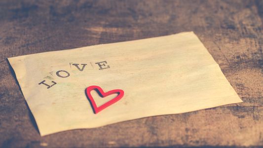 ¡Qué romántico! Encontró una carta con una maravillosa propuesta