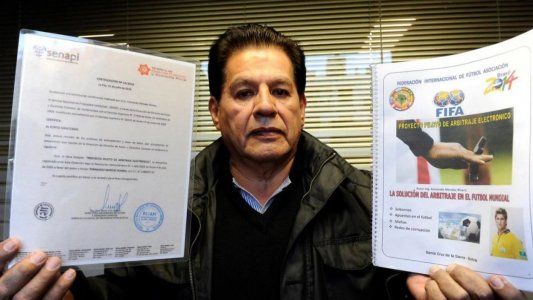 Un ingeniero boliviano asegura que inventó el VAR y le reclama 100 millones de dólares a la FIFA