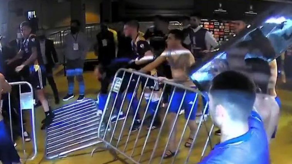 Ocho integrantes del plantel de Boca Juniors tuvieron que ir a declarar a la comisaría por los incidentes (Foto: Captura de TV).