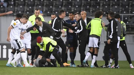 Como Sub-Zero con River: en Portugal un hincha entró a pegarle a los jugadores