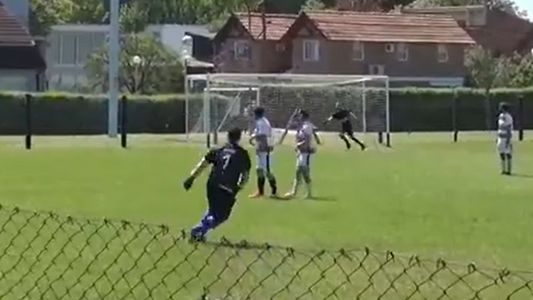 Viral: el gol de tiro libre físicamente imposible que hizo un arquero amateur