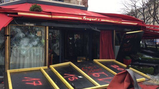 Los chalecos amarillos saquearon un icónico restaurante de París y se enfrentaron con la Policía