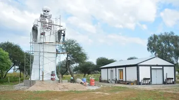 Por qué la Iglesia Católica rechaza a San La Muerte: la gigante imagen que generó escándalo en Santiago del Estero