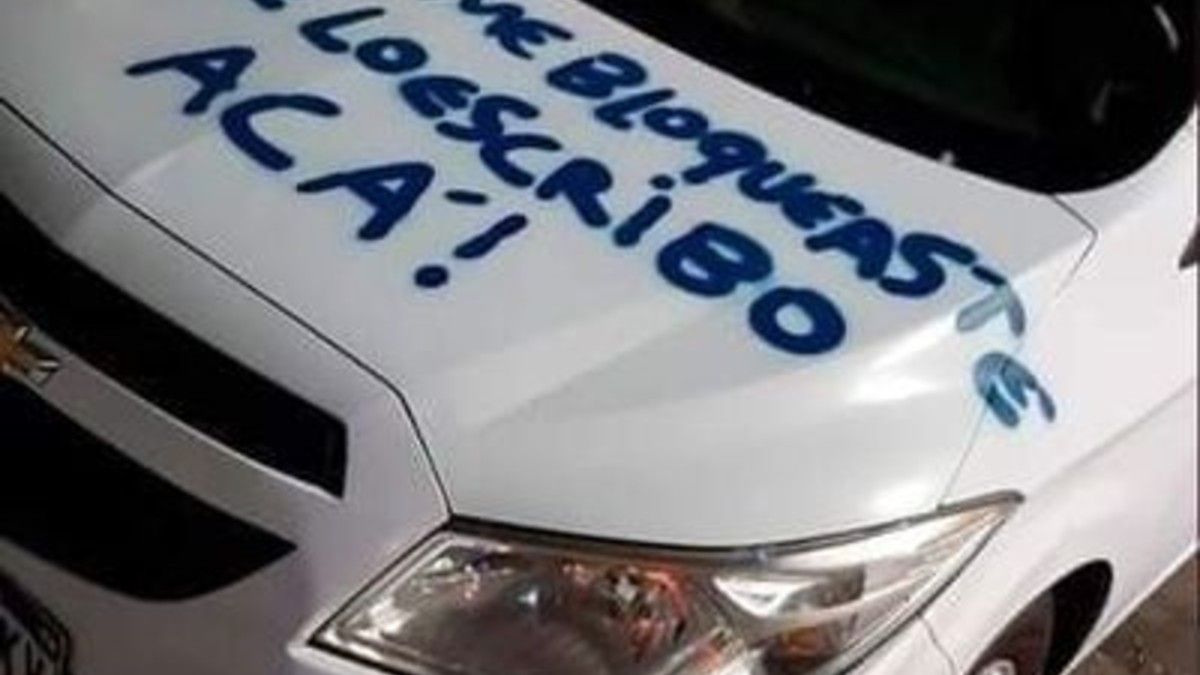 El insólito mensaje en un auto causó furor. 