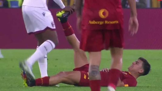 Paulo Dybala salió lesionado en su primer partido en la Roma después del Mundial