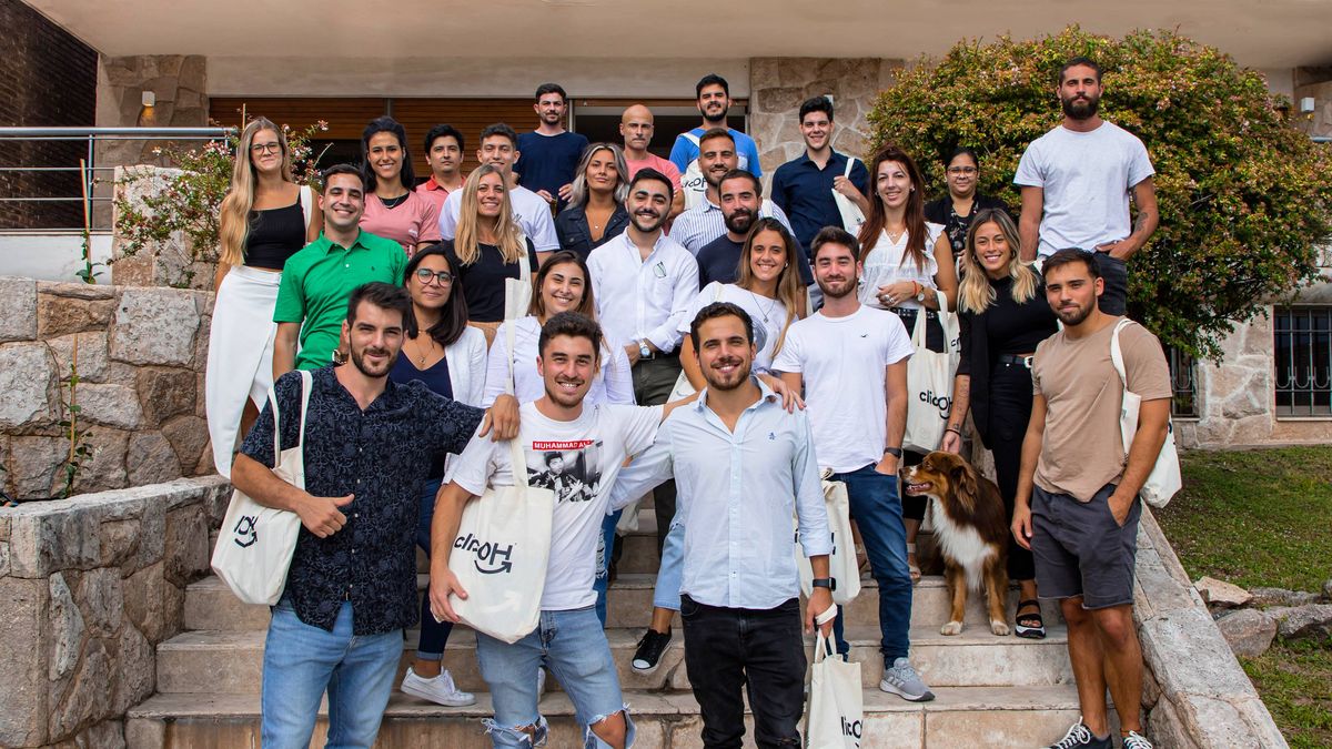 Los cofundadores de Clicoh con el equipo de la compañía