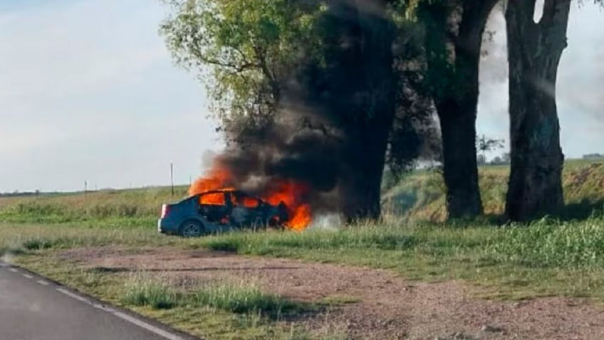 Así se encontraba el auto donde iba el hombre. Foto: gentileza El Doce Tv.&nbsp;