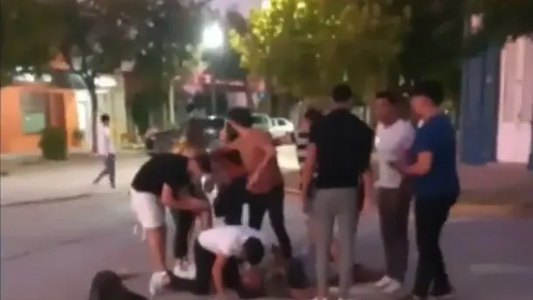 Patada voladora, un botellazo y golpes en el piso: el brutal ataque de un joven a otro a la salida de un bar