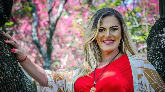 Famosa humorista cayó de un tercer piso y está en coma: el novio preso