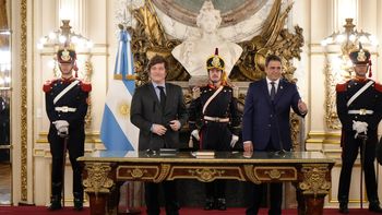 Sonrisa permanente y gbinete unido, el mensaje de Javier Milei al tomarle juramento al nuevo ministro del Interior, Lisandro Catalán este lunes en el Salón Blanco de la Casa Rosada. Foto: Presidencia.