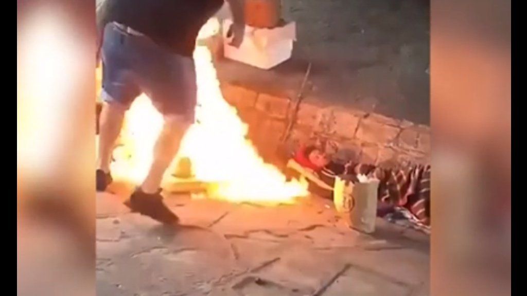 Indignante: prendieron fuego a dos hombres en situación de calle, filmaron el ataque y huyeron