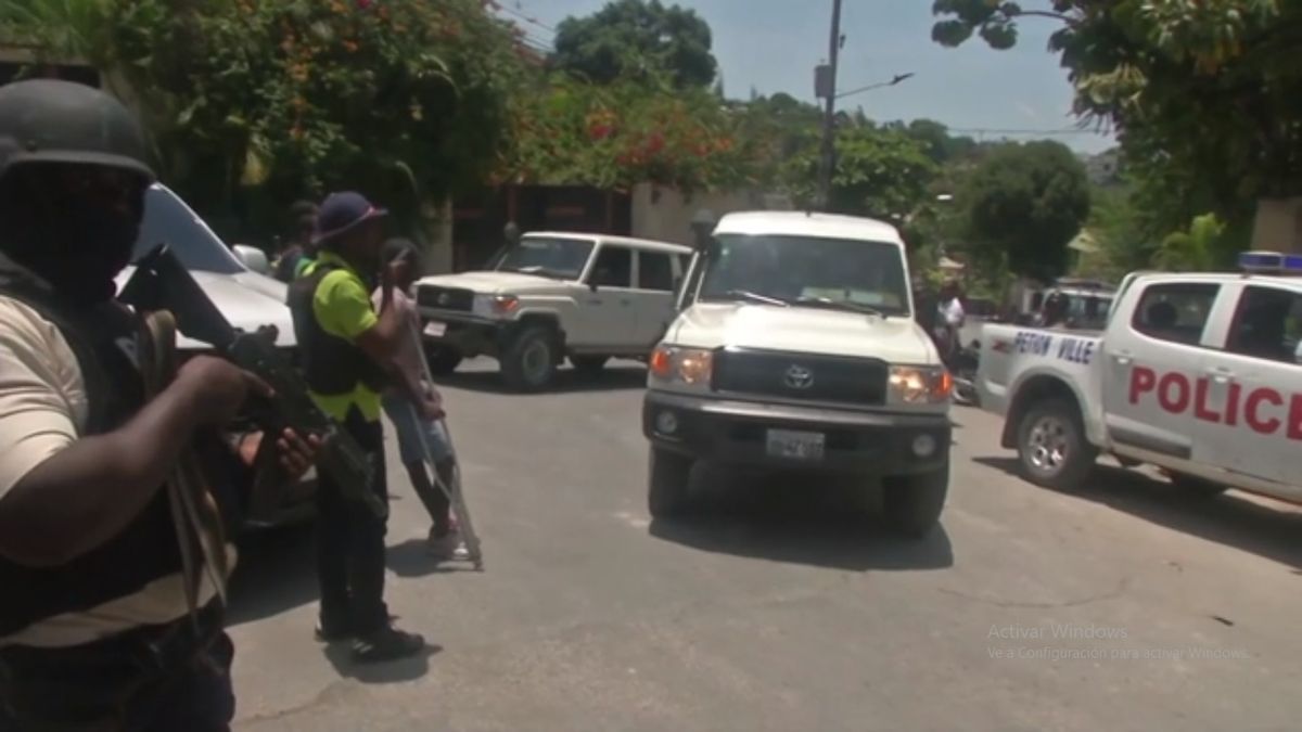 El cuero del presidente asesinado, es llevado a la morgue del estado (Foto: AP)  