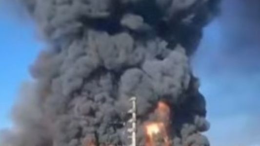 Incendio en un depósito en Francisco Álvarez: explosiones, evacuaciones y más de 25 dotaciones de bomberos