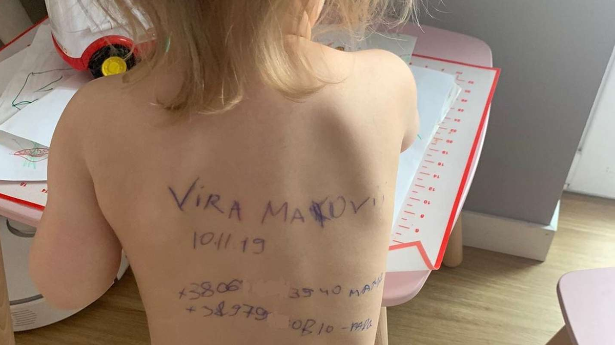La frase para su hijo que se escribió la mujer ucraniana en su espalda