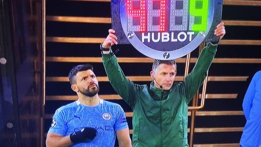 Pero estás confundido, rey: el gesto viral del Kun Agüero al árbitro que se equivocó de dorsal