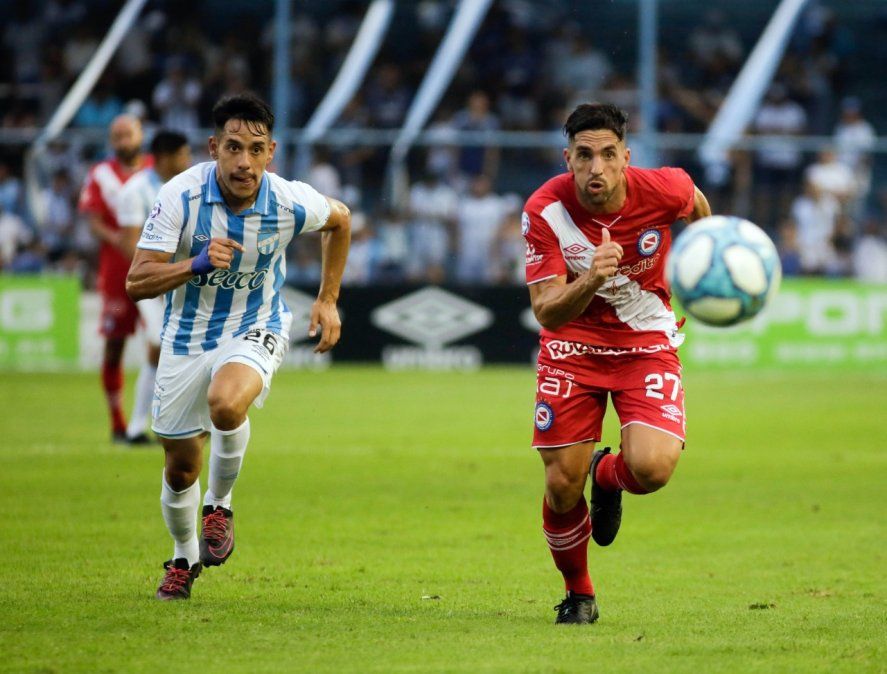 Argentinos Juniors ganó en Tucumán y no se baja de la pelea por el título