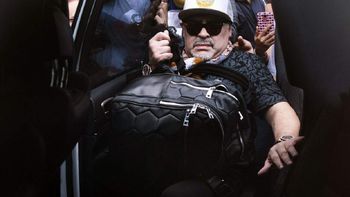 Diego Maradona llegó al país y fue demorado en Ezeiza