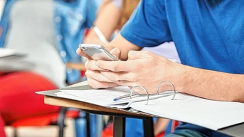 Los alumnos de primaria y secundaria de escuelas porteñas no podrán usar el celular en el aula