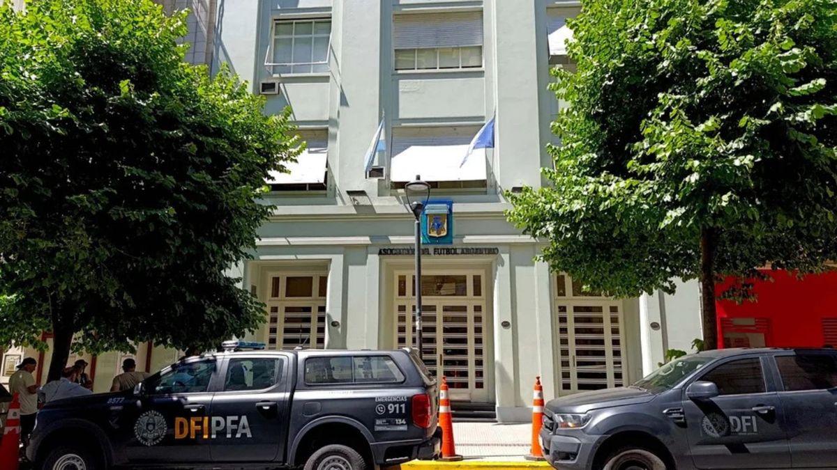 Allanamientos en la sede de AFA de Viamonte y el predio de Ezeiza. (Foto: NA)