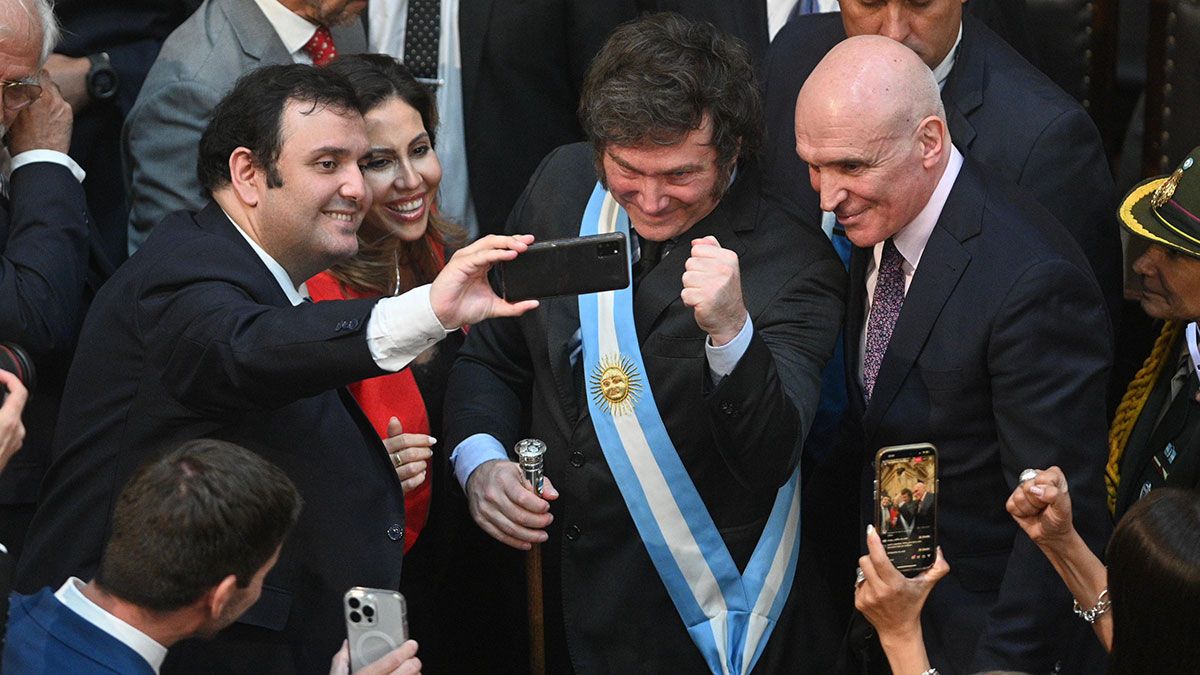 Javier Milei celebra luego de su discurso ante la Asamblea Legislativa (Foto: Télam).