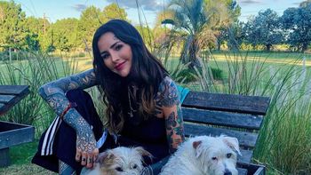 Cande Tinelli y una foto en topless a los besos con una amiga: “A veces se pika”